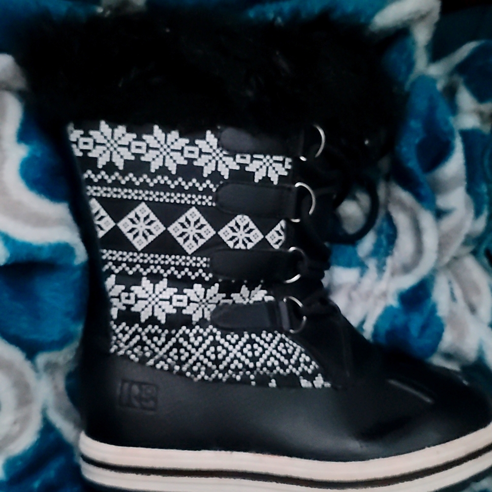 Rugged Outback snow boots